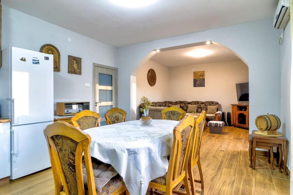 Pavle'S Oasis Villa เวียร์ปาซาร์ ภายนอก รูปภาพ